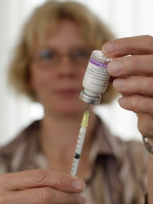 A nurse prepares an injection with the vaccine Pandemrix