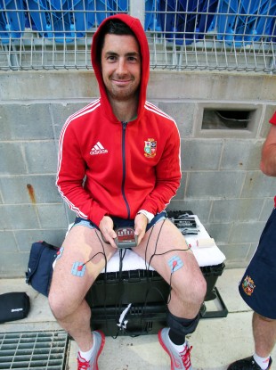 Rob Kearney with an electrical muscle stimulator at training this week.