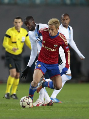 Yaya Toure closing down Keisuke Honda last night.