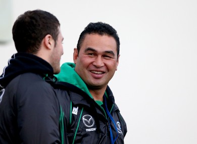 Robbie Henshaw chats with Connacht head coach Pat Lam.
