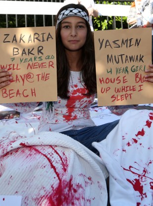 Jeneen Ijawi (12) from Dublin holds up two names of children killied in Gaza at Wednesday's protest.