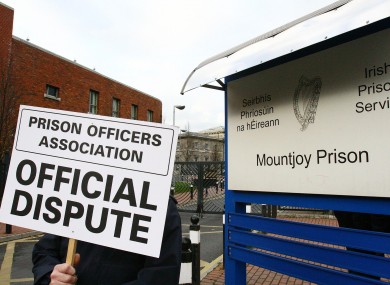 Prison officers outside Mountjoy Prison in 2007.