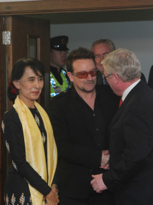 Suu Kyi with then Tánaiste and Minister for Foreign Affairs Eamon Gilmore (right) and U2's Bono after her arrival at Dublin Airport in 2012