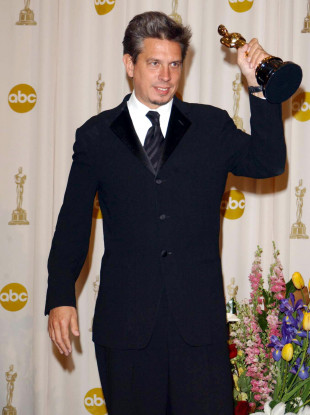 Elliot Goldenthal with his Oscar for the score for the film Frida in 2003.