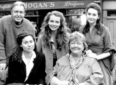 Maeve Binchy on the set of the film adaptation of her book, Circle of Friends. Pictured with her are Pat O'Connor, Saffron Burrows and Geraldine O'Rawe (l-r, back row) and Minnie Driver.