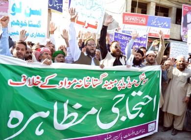 Activists of Jamat-e-Ahl-e-Sunnat Pakistan holding protest demonstration against blasphemy, in Rawalpindi (March 2017).