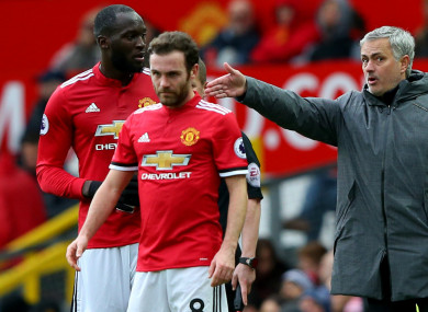 Jose Mourinho (R) gives instructions to Romelu Lukaku
