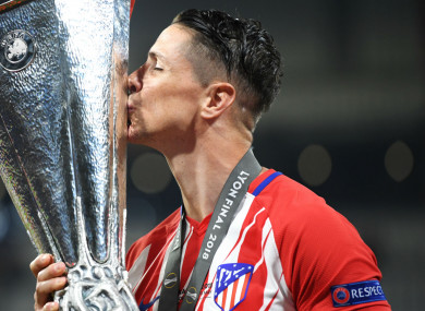 Fernando Torres kisses the Europa League trophy.