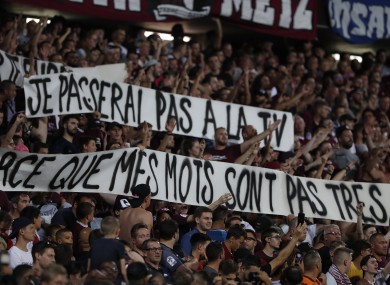 Metz's supporters hold banners with homophobic connotations.
