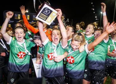 Peamount United captain Aine O'Gorman lifting the trophy alongside her team-mates last season.