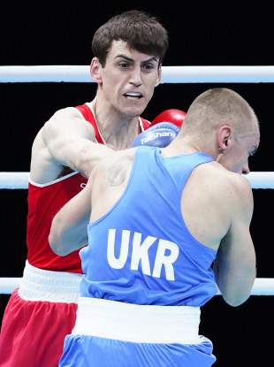 Aidan Walsh lands a right hand on his way to earning qualification for Tokyo.