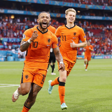 Memphis Depay celebrates opening the scoring.