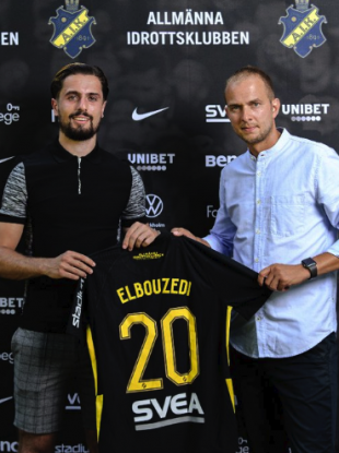 Zack Elbouzedi (left) pictured today with AIK's sporting director Henrik Jurelius.