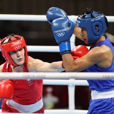 Kellie Harrington in action against Suadporn Seesondee.