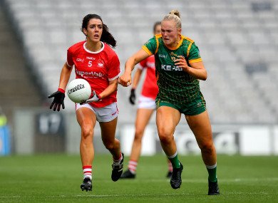 Erika O'Shea facing soon-to-be North Melbourne team-mate Vikki Wall.