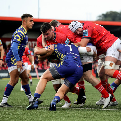 Niall Scannell goes over for a score.