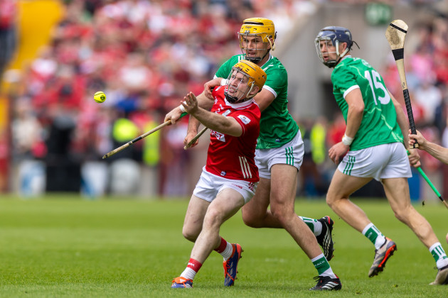 Late Cork points deliver Munster hurling win over 14-man Limerick