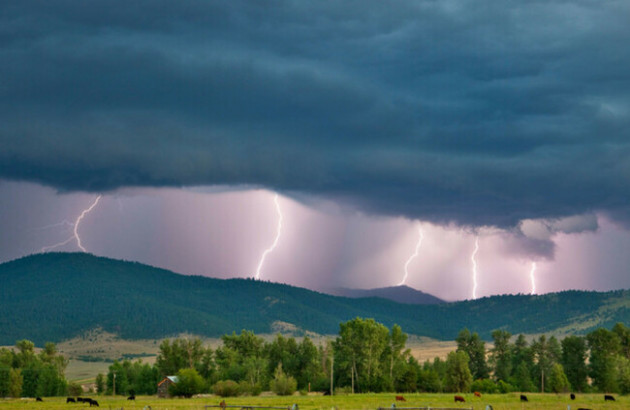 Extreme thunderstorms possible as Status Orange warning issued for Cork, Kerry and Waterford All of Connacht and Co Donegal is currently under a Status Yellow thunderstorm warning.