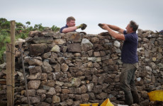 Tá traidisiún na gclaíocha clocha sa Ghaeltacht agus an talamh fite fuaite lena chéile