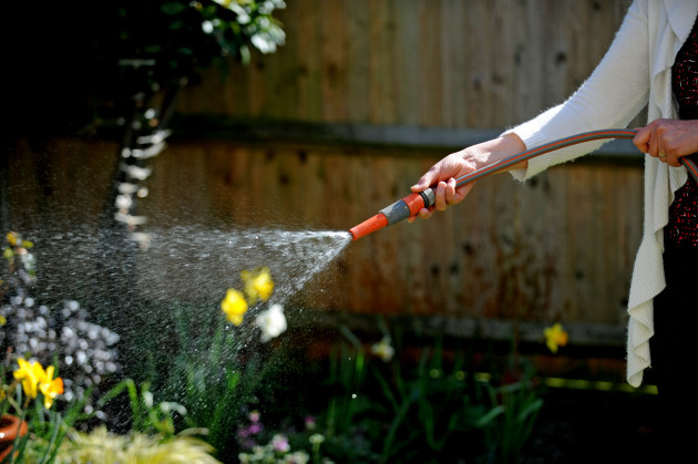 Uisce Éireann 'urgently' calls on public not to use garden hose during hot weather